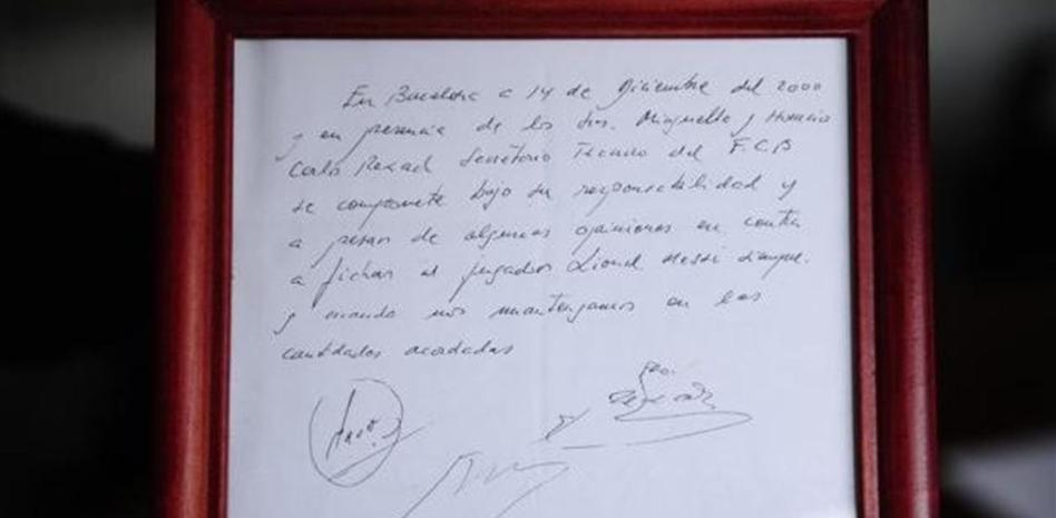 První smlouva Lionela Messiho s Barcelonou bude prodána v aukci