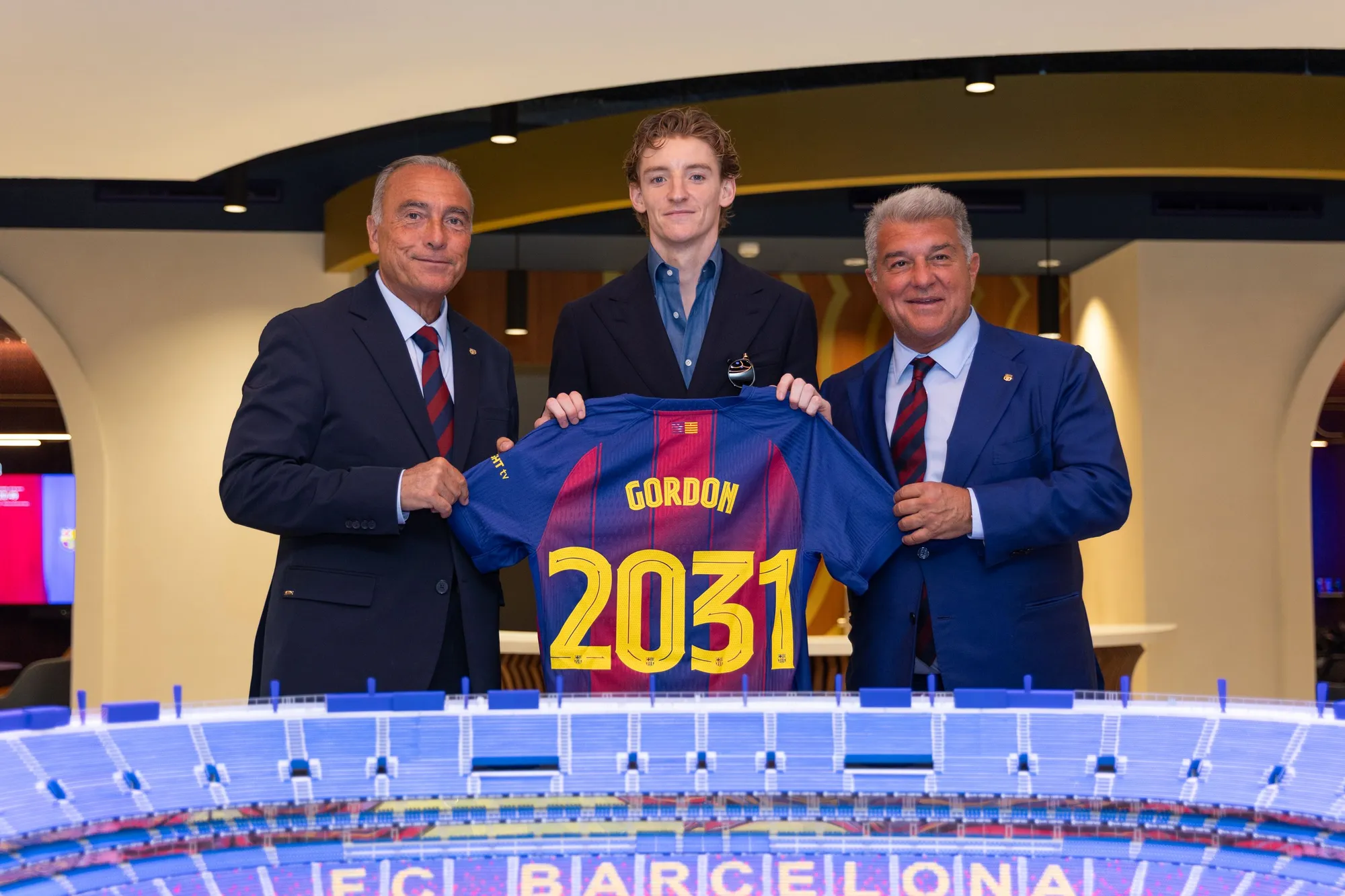 Oficiálně: Anthony Gordon se stává hráčem FC Barcelona