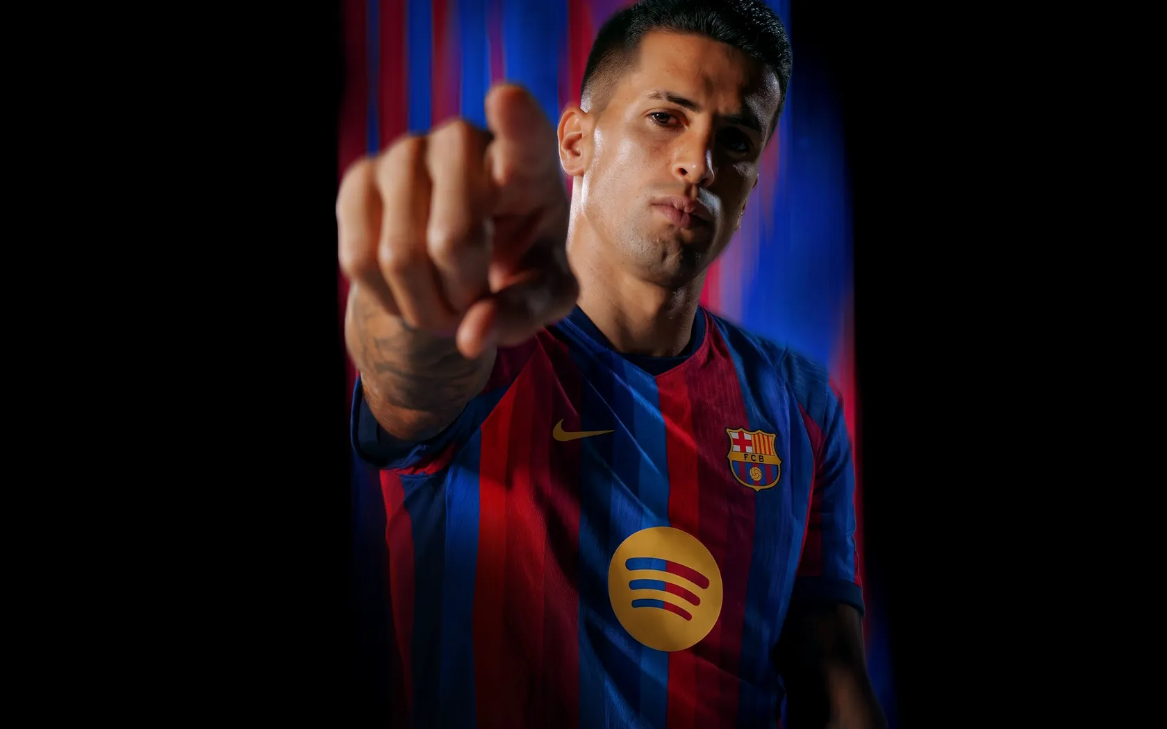 Oficiálně: Do Barcelony se vrací João Cancelo