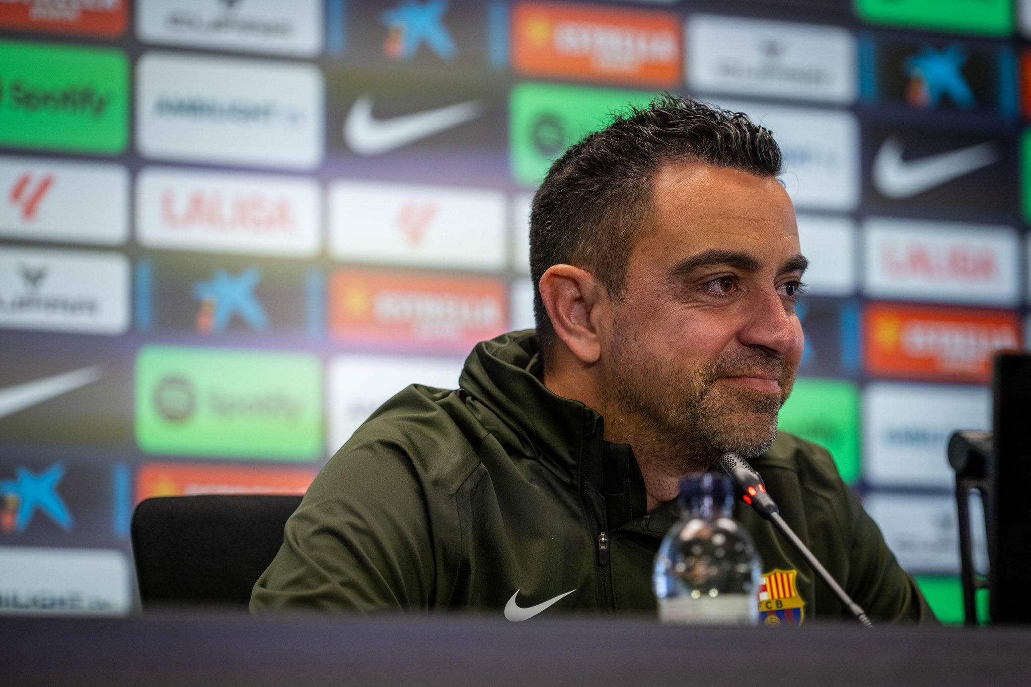 Xavi trvá na tom, že má podporu Laporty i Deca