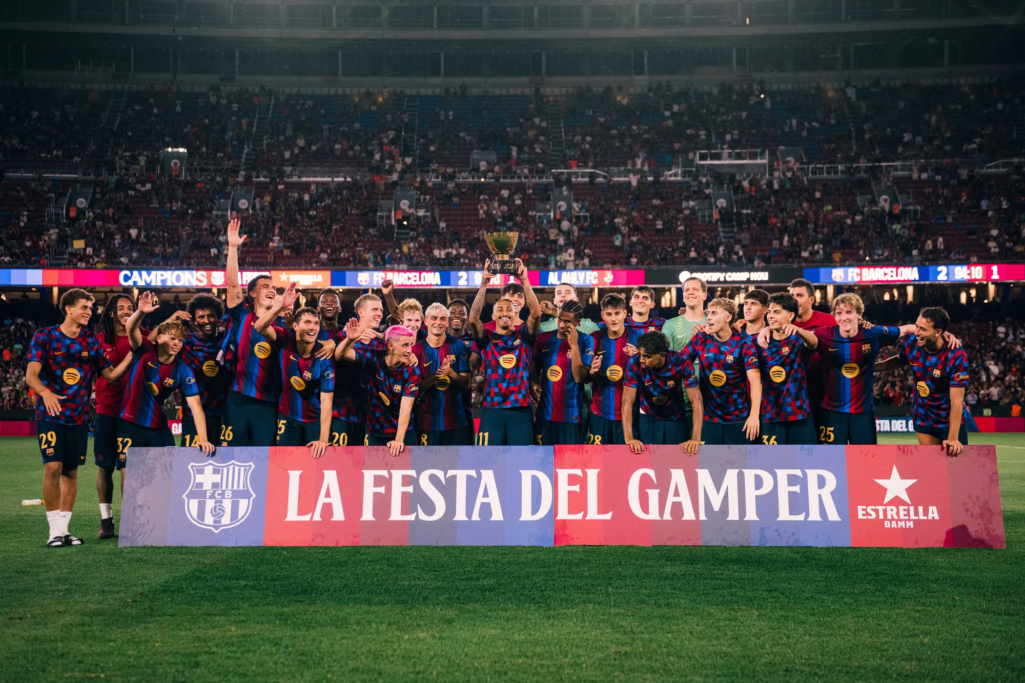 FC Barcelona 2:1 Al Ahly. Gamper zostáva doma