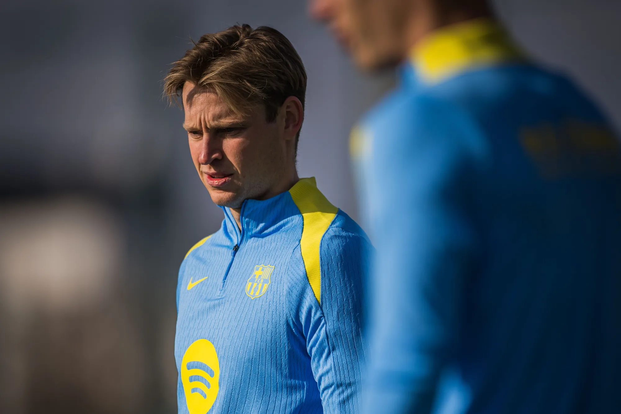 Frenkie de Jong s vážnym zranením kolena, chýbať by mal mesiace