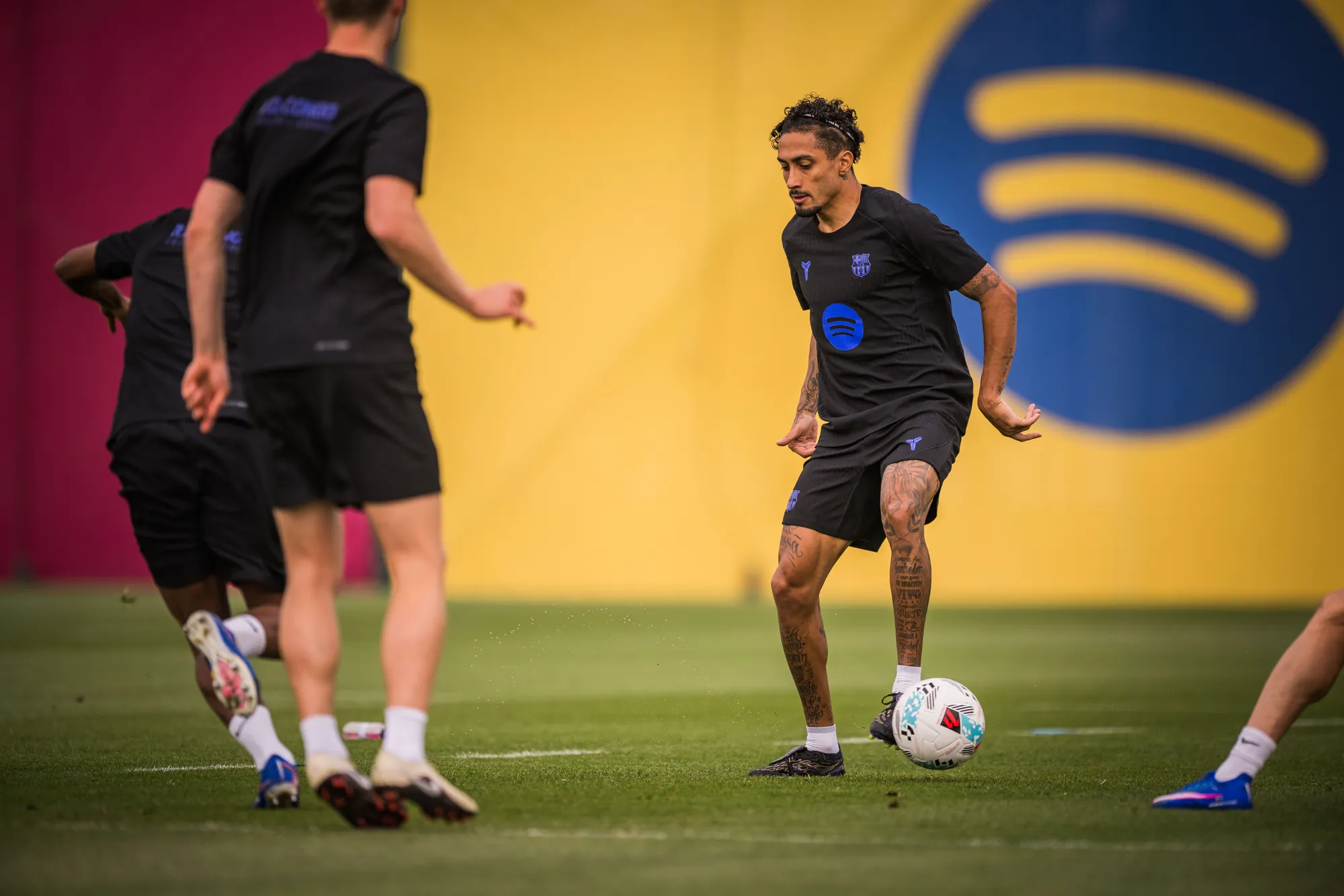 Raphinha, Bernal a Christensen absolvovali časť tréningu s tímom